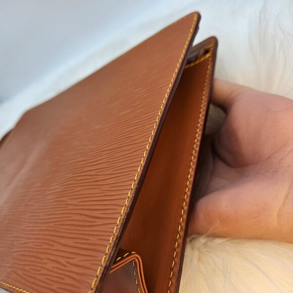 Louis Vuitton  Epi Pochette Clutch Bag - Picture 10 of 17